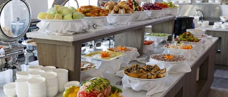 Breakfast served, international cuisine