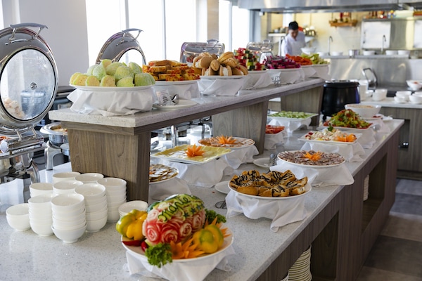 Breakfast served, international cuisine