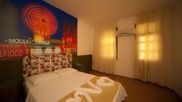 Standard-Dreibettzimmer | Minibar (mit einigen kostenlosen Artikeln), Zimmersafe, Schreibtisch