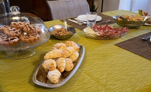 A breakfast buffet with pastries, bread, and meats. - B&B da Vi.Vì (Urbania)