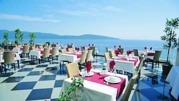 3 restaurants; breakfast, lunch, and dinner served
