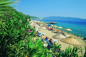 Private beach, sun loungers, beach umbrellas, beach bar - Club Forever (Bodrum)