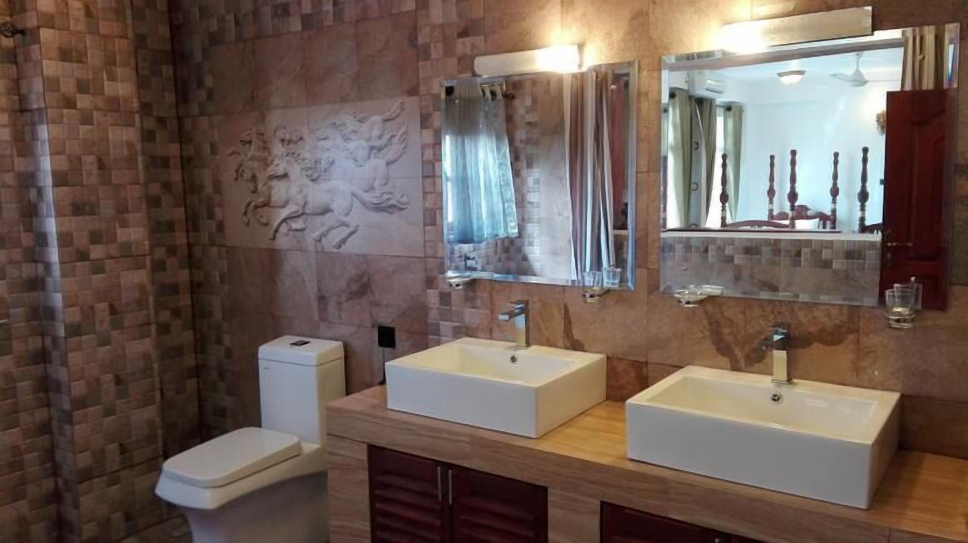 free toiletries, towels