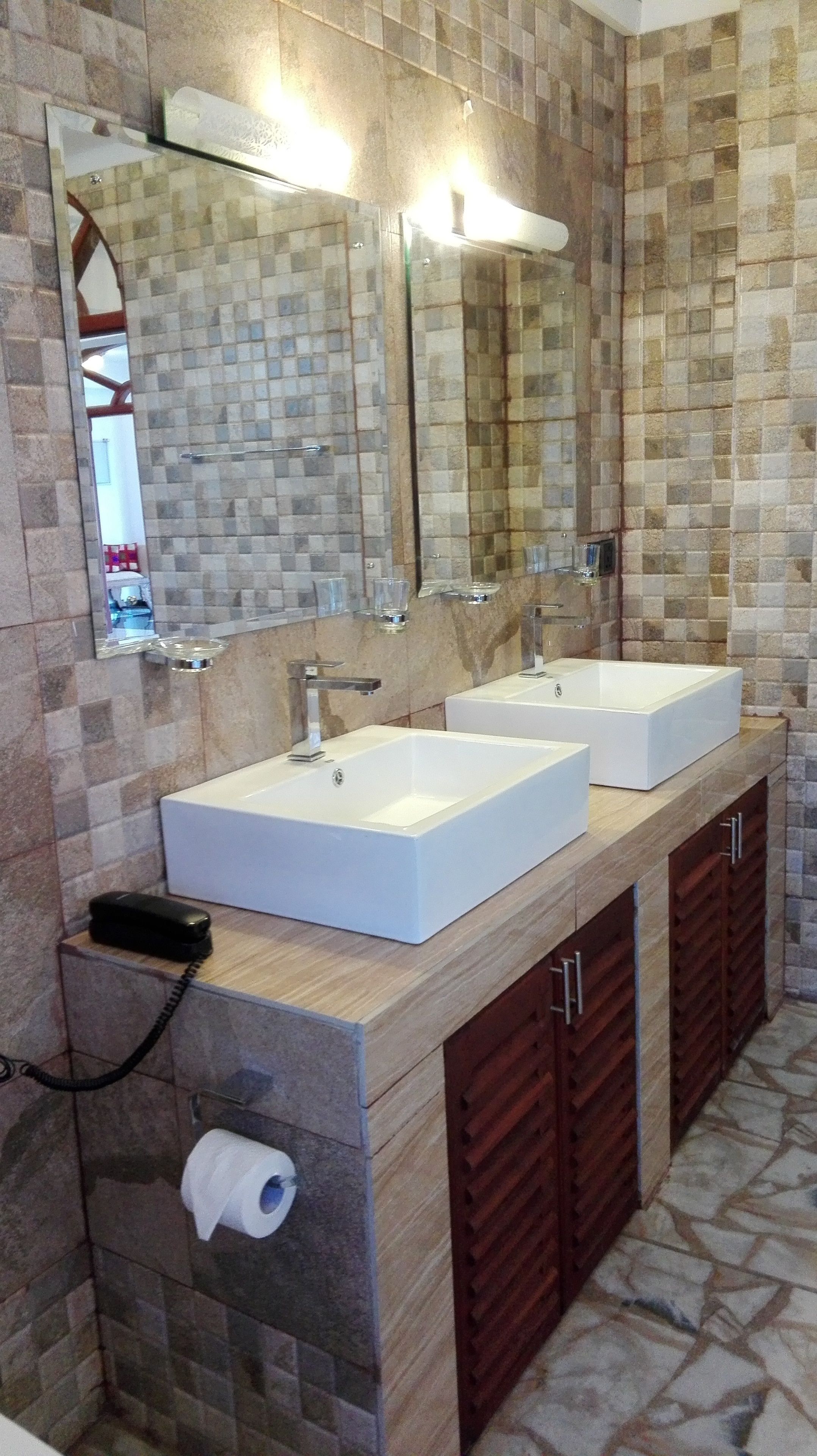 suite | bathroom sink