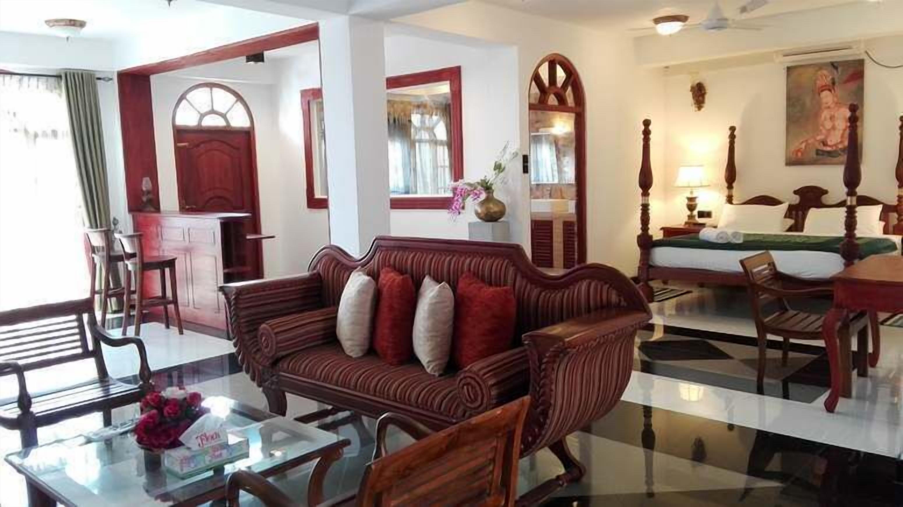 suite | minibar, desk, rollaway beds, free wifi