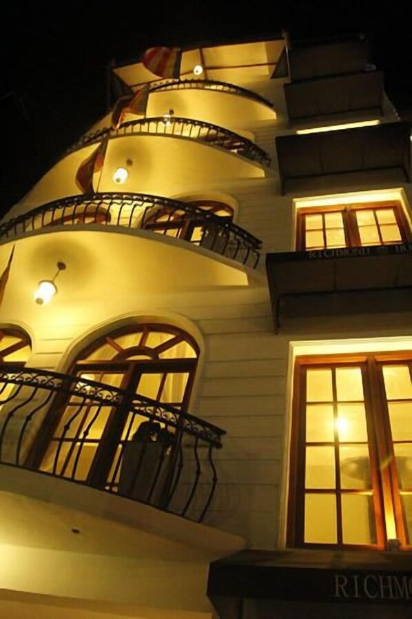 Front of property – evening/night - Richmond House Colombo (Nugegoda)