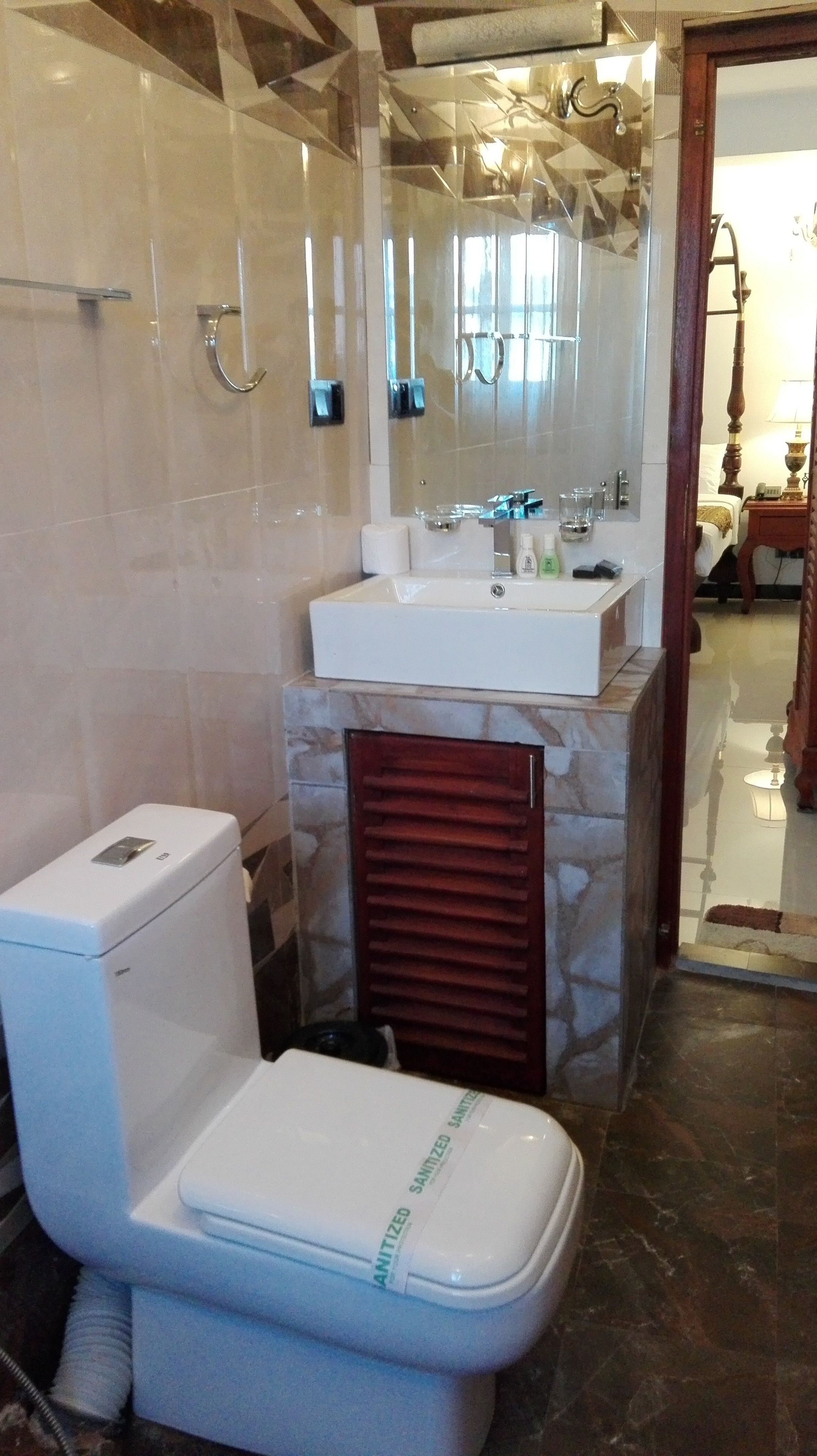 deluxe double room, city view | bathroom | free toiletries, towels