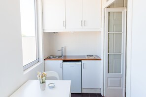 Studio | Salle de bain | Douche, articles de toilette (gratuits), serviettes fournies