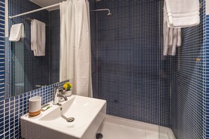 Superior Studio, City View | Bathroom - Home Made Guest Studios (Porto)