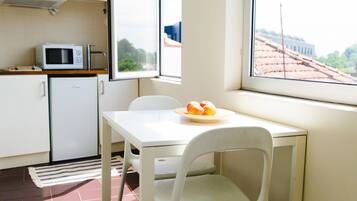 Studio, vue jardin | Restauration dans la chambre