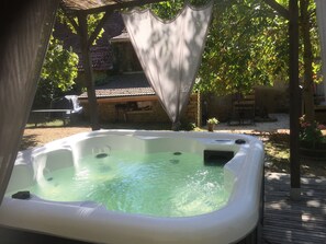 Cottage, Ensuite (La Grangette en Bourgogne) | Spa | Hot tub - La Grangette En Bourgogne (Saint-Sernin-du-Plain)
