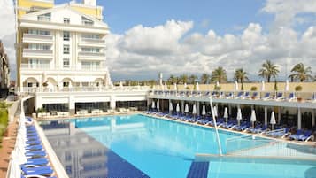 Piscina interna, funciona das 8h às 19h, guarda-sóis, espreguiçadeiras