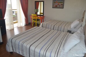 Suite (Taal View) | Desk, rollaway beds - Tagaytay Econo Hotel (Tagaytay)