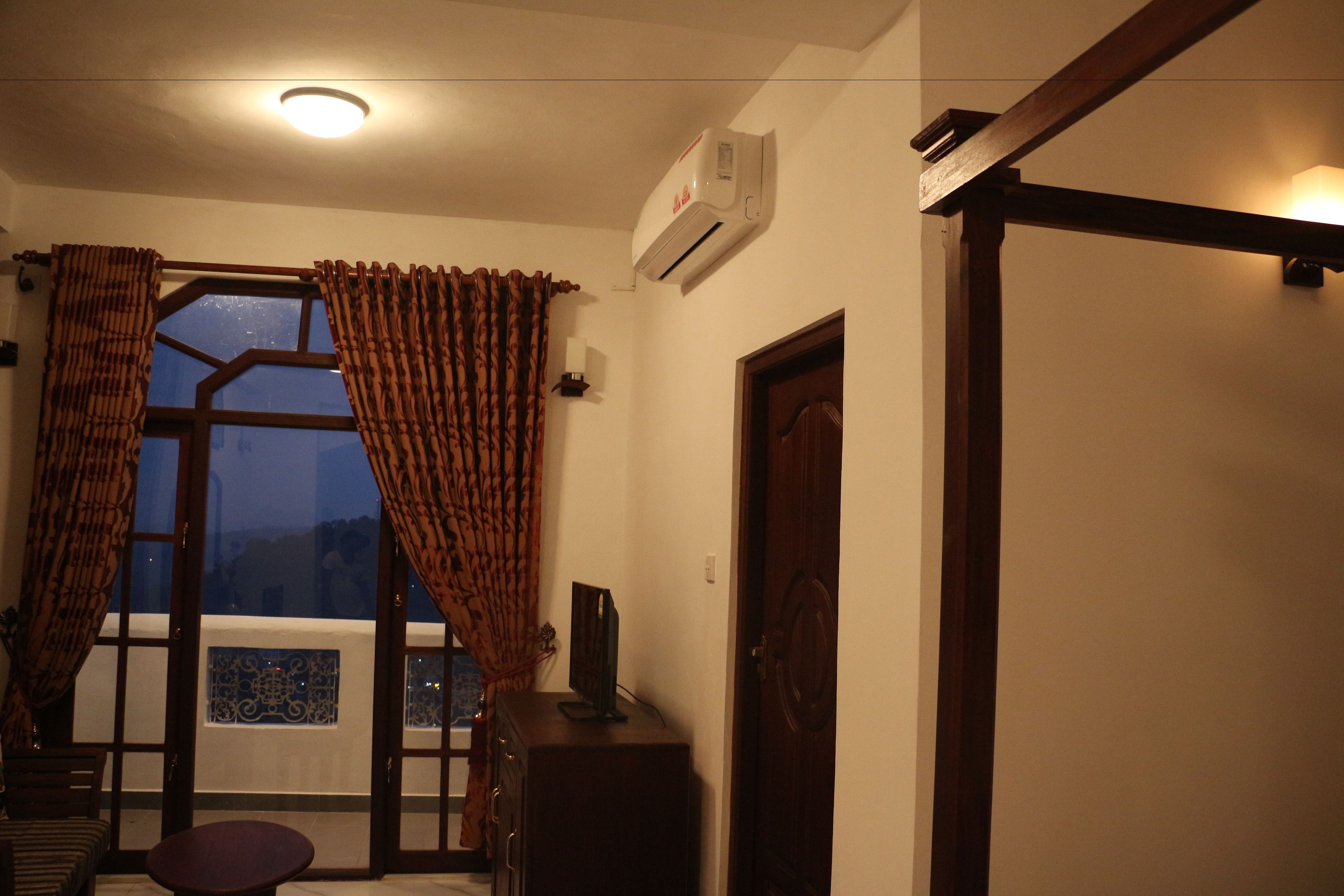 deluxe room | living room | 32-inch led tv with cable channels, tv, pay films