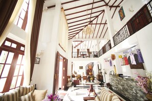 2 ristoranti, aperti a colazione, cucina locale e internazionale