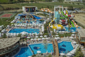 Piscine intérieure, 7 piscines extérieures, parasols, chaises longues