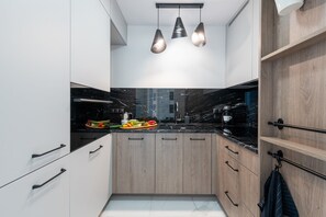 Business Apartment | Private kitchen | Full-size fridge, microwave, oven, stovetop - P&O Apartments Zgoda (Warsaw)