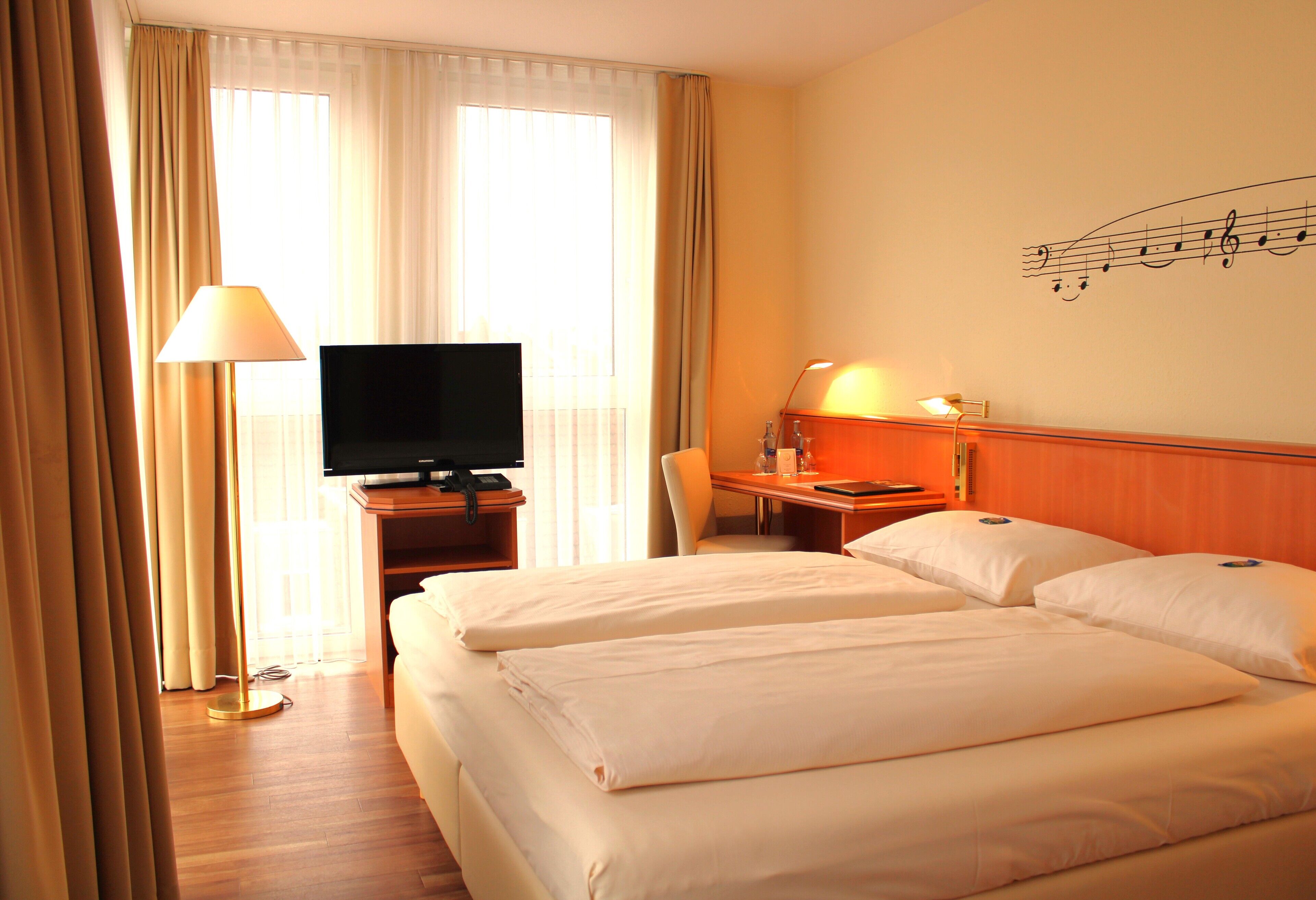 Allergikerbettwaren, Schreibtisch, laptopgeeigneter Arbeitsplatz