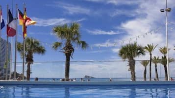 Piscine extérieure, parasols de plage, chaises longues