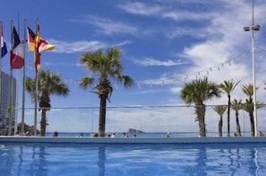 Piscine extérieure, parasols, chaises longues