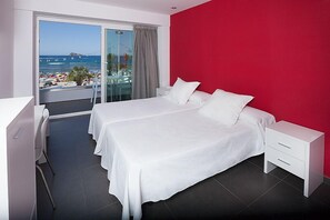 Dobbeltrom, sjøutsikt | Minibar, safe på rommet, skrivebord og blendingsgardiner