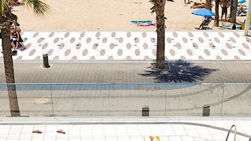 Piscine extérieure, parasols de plage, chaises longues
