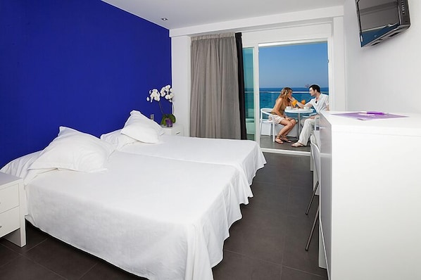 Habitación doble, vistas al mar | Minibar, caja fuerte, escritorio y cortinas opacas