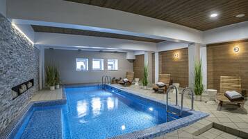 Kolam renang indoor, dengan kursi berjemur