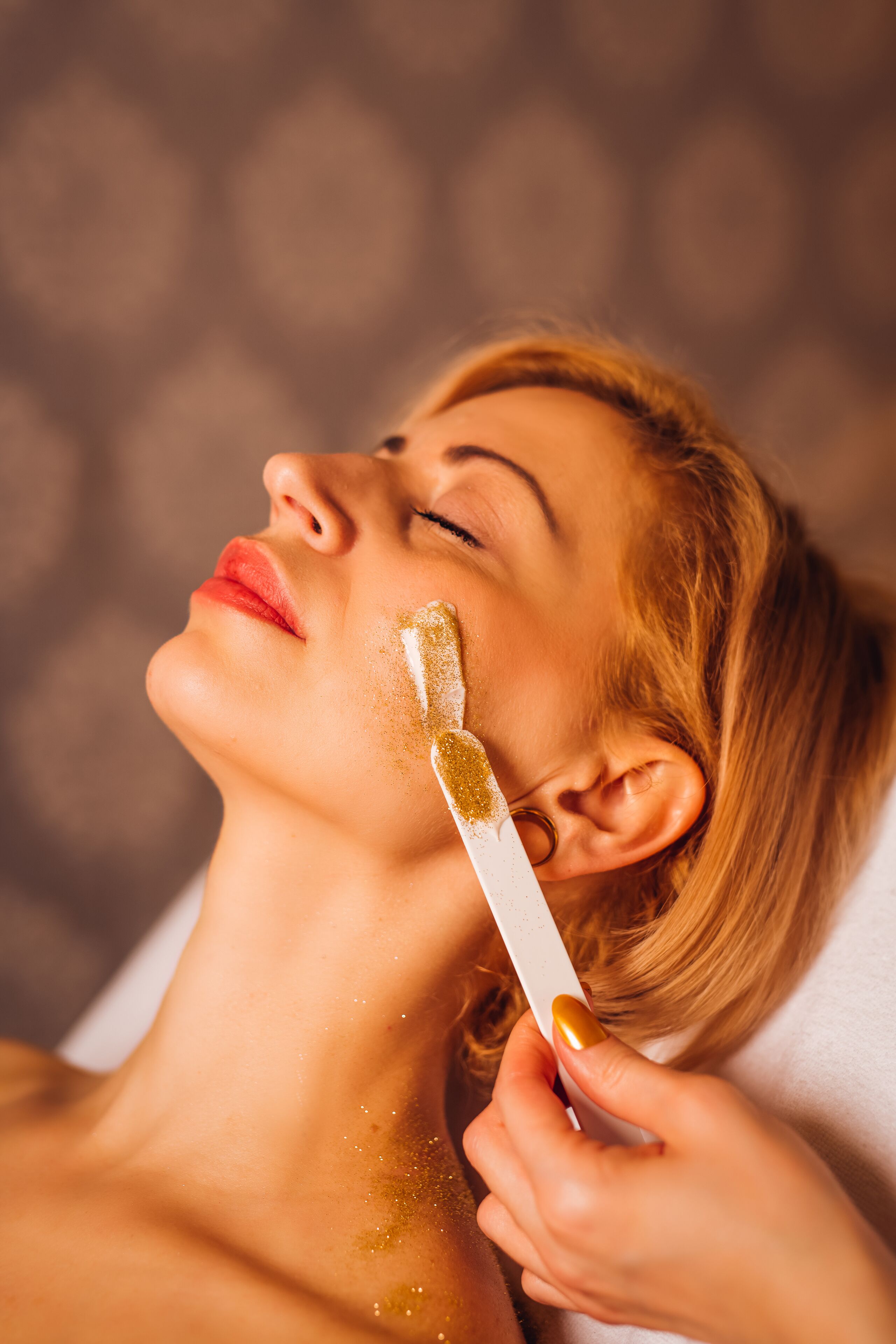 Primer plano de una persona recibiendo un tratamiento facial.