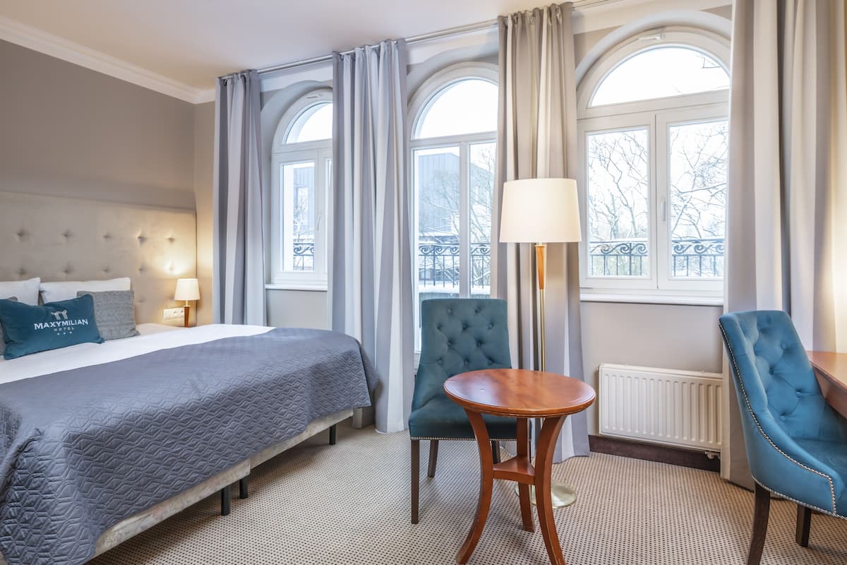 classic double or twin room | minibar, desk, iron/ironing board, free wifi