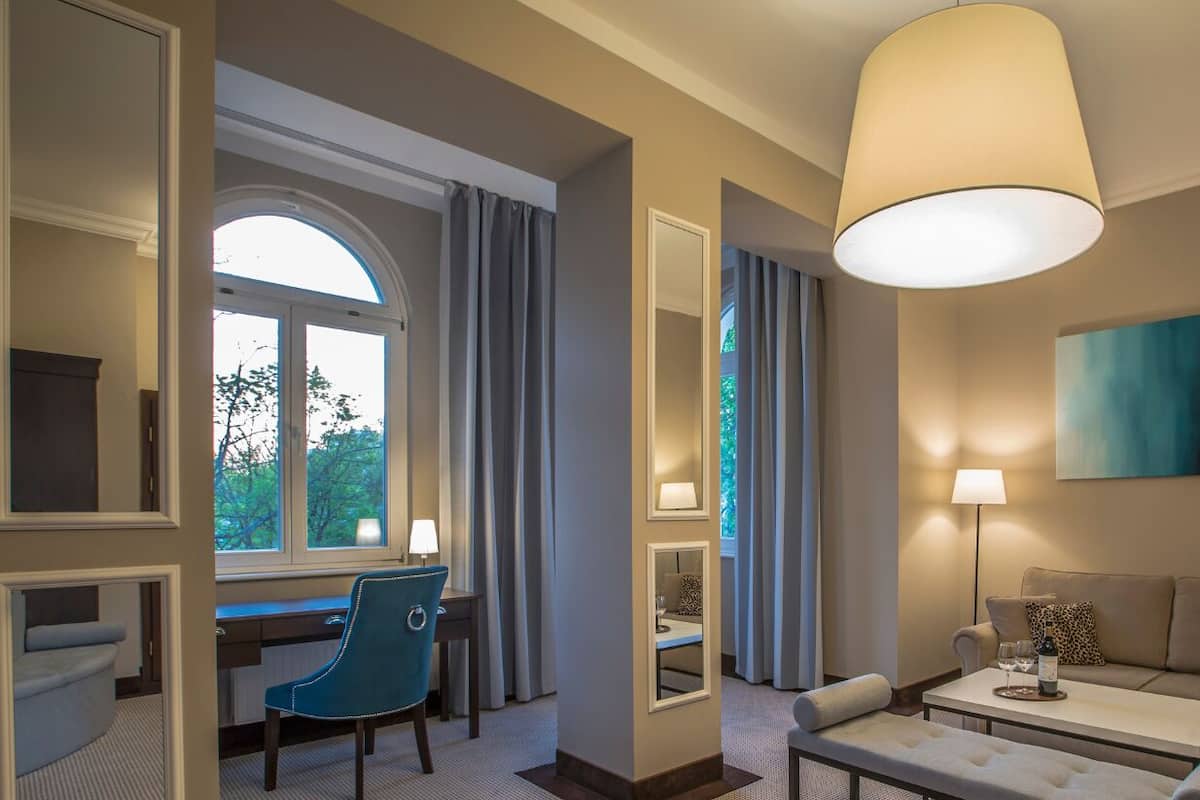 Traditional Apartment | 1 bedroom, minibar, desk, iron/ironing board
