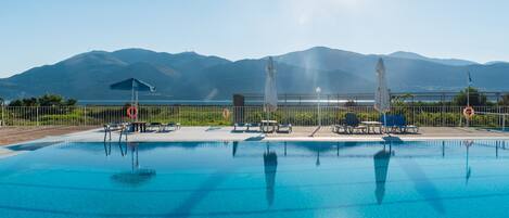 Piscine extérieure, chaises longues