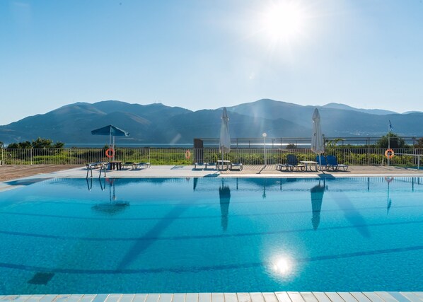 Outdoor pool, pool loungers - Terra Mare Hotel (Kefalonia)