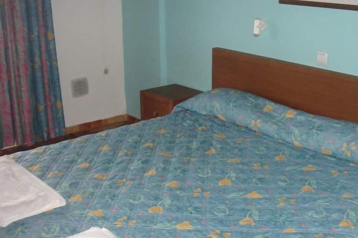 In-room safe, desk, cribs (free), bed sheets