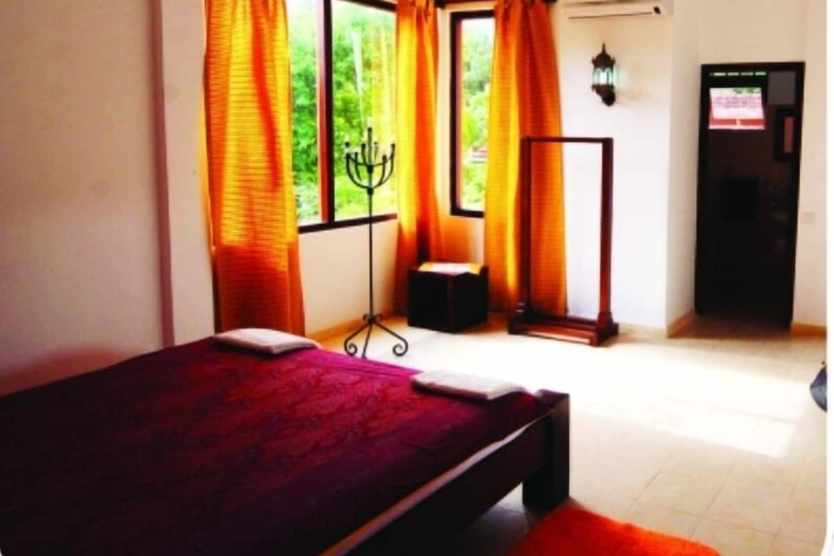 Deluxe Room, 1 Bedroom, Courtyard View | Desk, soundproofing, cribs (free), WiFi (free)