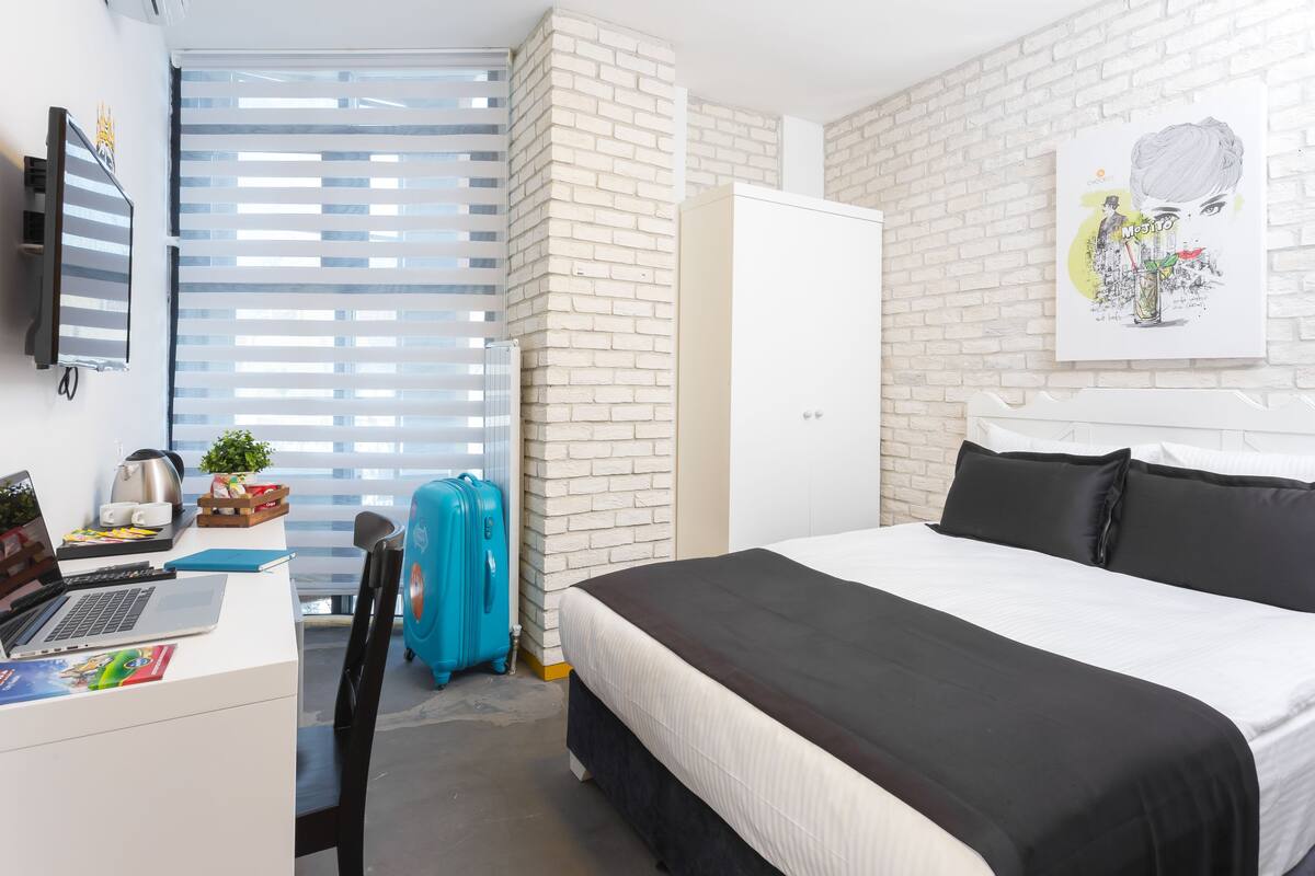 Minibar, in-room safe, blackout curtains, free WiFi