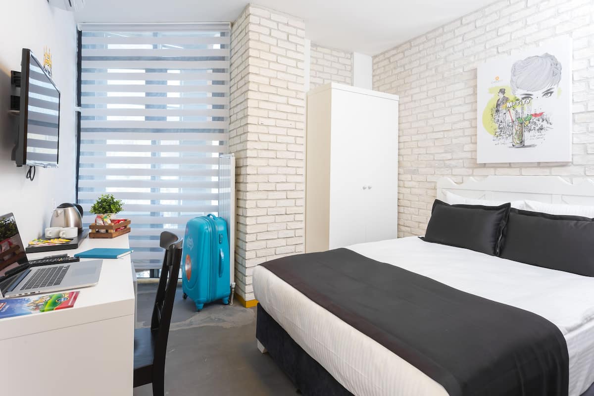 Minibar, coffres-forts dans les chambres, rideaux occultants