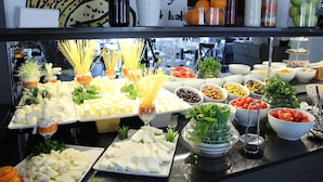 Breakfast buffet - Inn14 Hostel (Ankara)