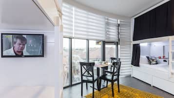 Minibar, brankas, tirai kedap cahaya, dan Wi-Fi gratis