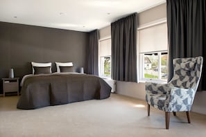 Bộ đồ giường cao cấp, bàn, phòng cách âm 