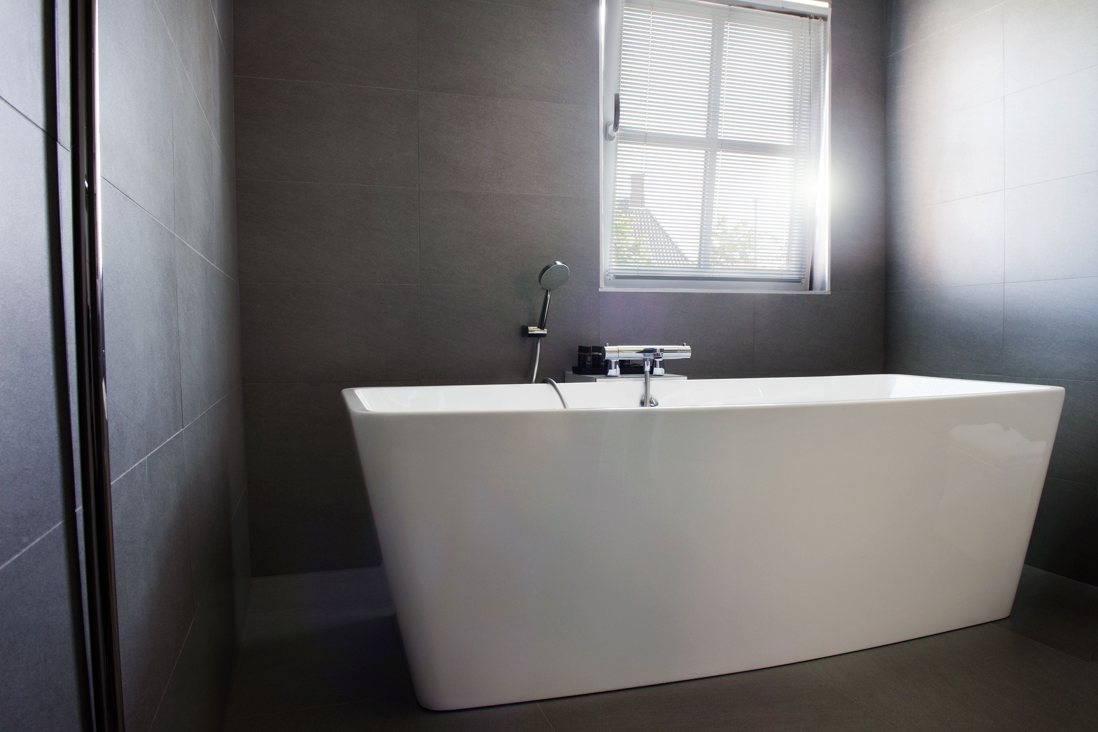 deluxe double room, bathtub | deep-soaking bathtub