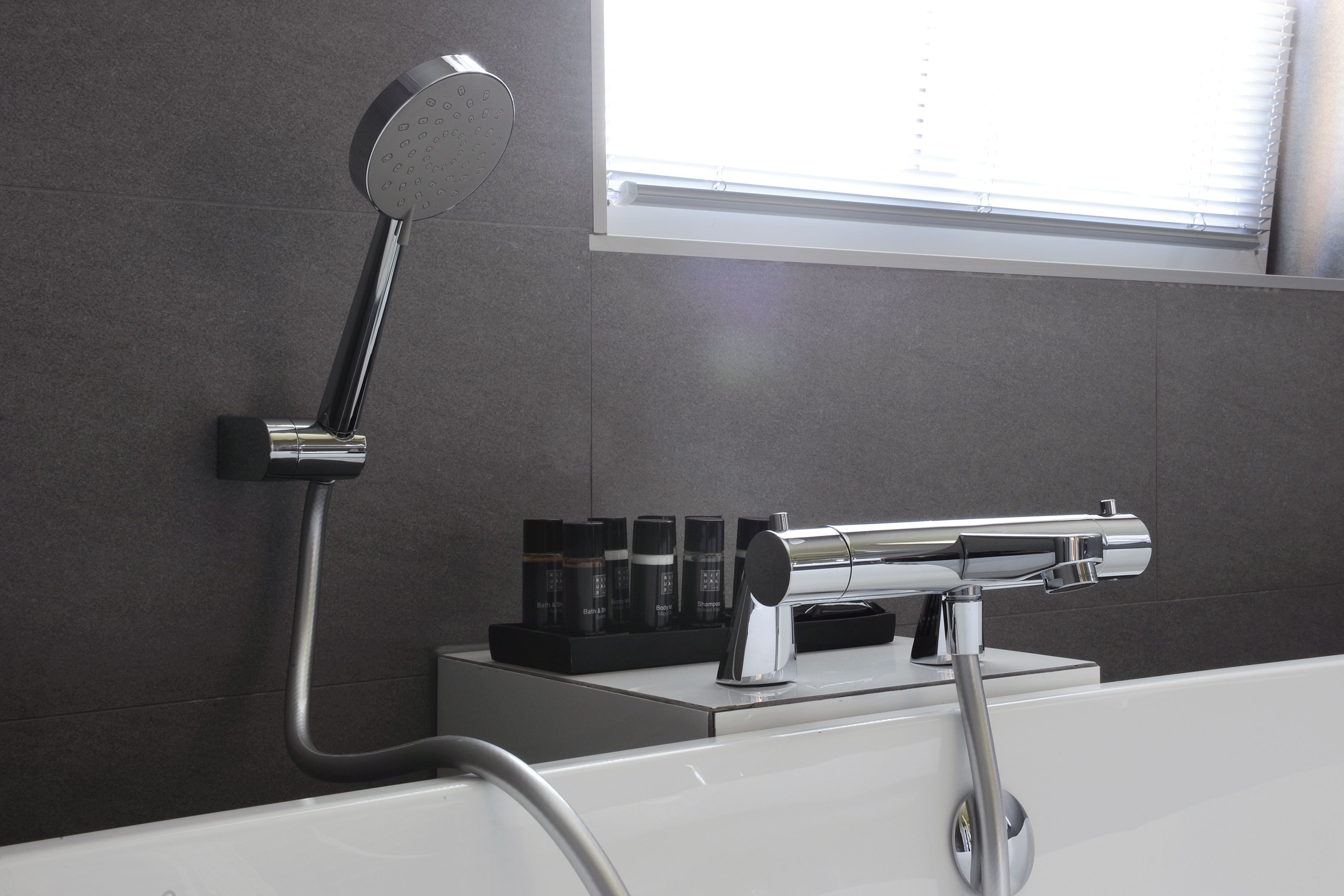 deluxe double room, bathtub | deep-soaking bathtub