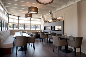 Se sirven desayunos, almuerzos y cenas; cocina internacional