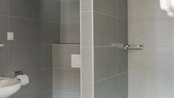 Quarto casal luxo | Banheiro | Produtos de toalete grátis, secador de cabelo, toalhas de banho