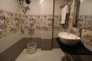 Premium-Einzelzimmer, 1 King-Bett, Nichtraucher, Stadtblick | Badezimmer | Dusche, kostenlose Toilettenartikel, Handtücher