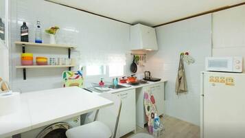 House, 3 Bedrooms | Private kitchen | Fridge, microwave, stovetop, cookware/dishes/utensils