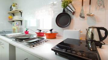 House, 3 Bedrooms | Private kitchen | Fridge, microwave, stovetop, cookware/dishes/utensils