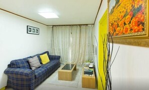 Casa, 3 habitaciones | Sala de estar | Televisión de pantalla plana 