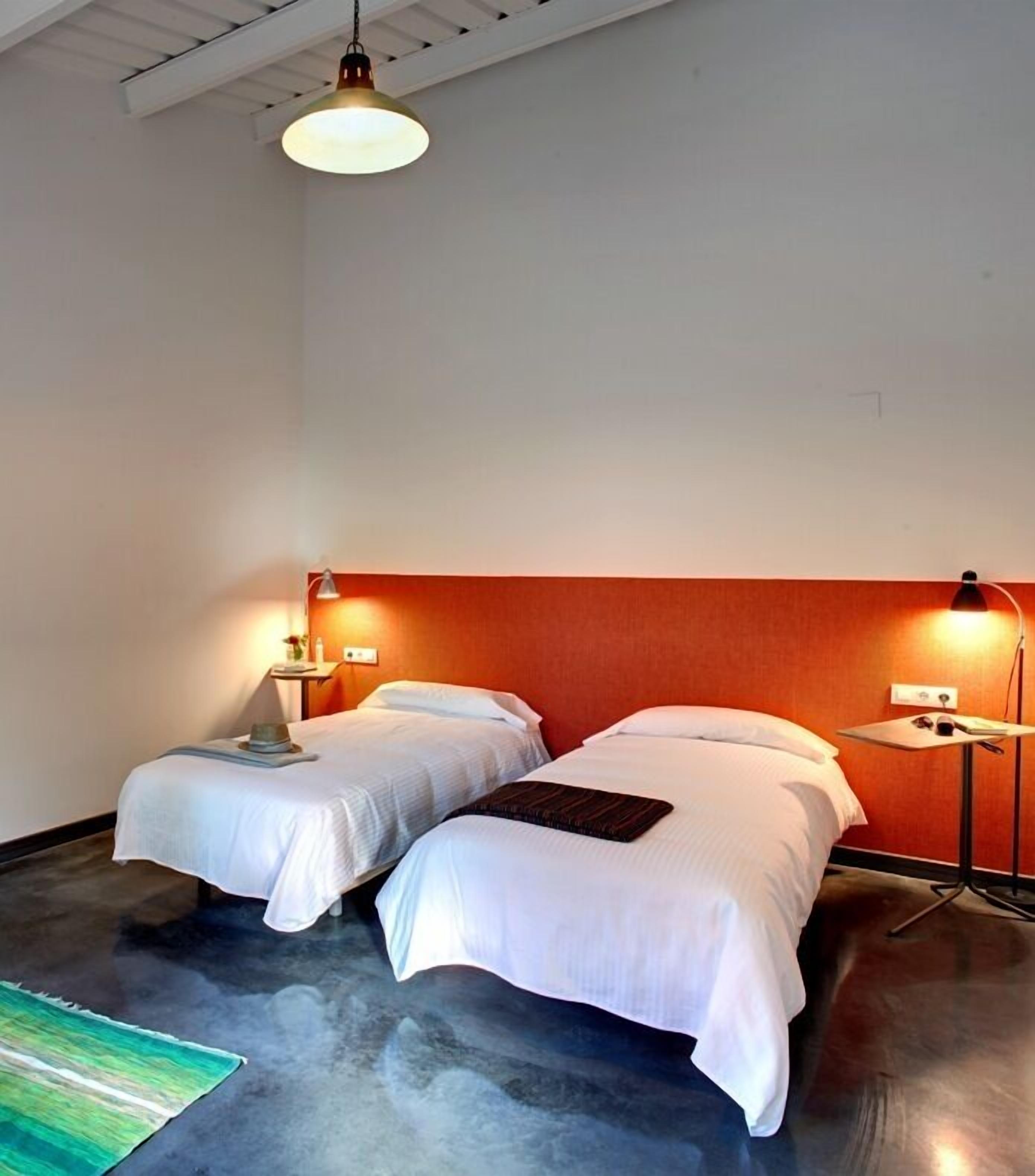 Individueel gedecoreerd, individueel gemeubileerd, een bureau