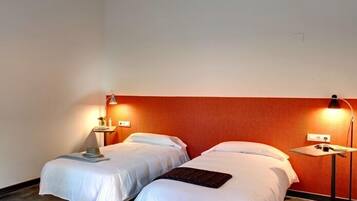 1 dormitorio, decoración individual, mobiliario individual y escritorio